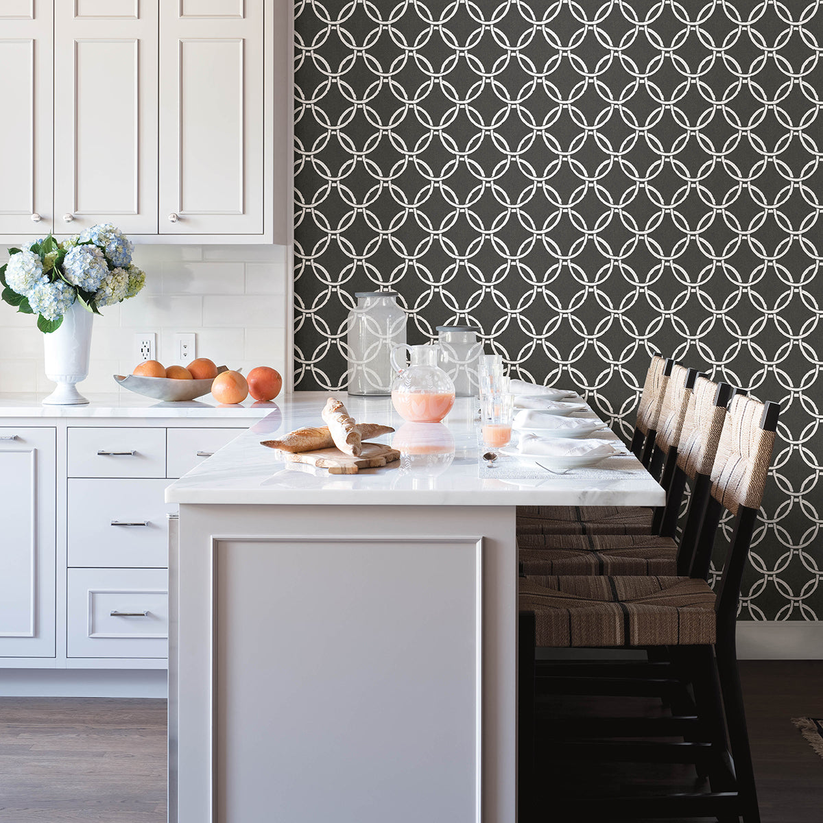 3122-11000 Quelala Black Ring Ogee Wallpaper