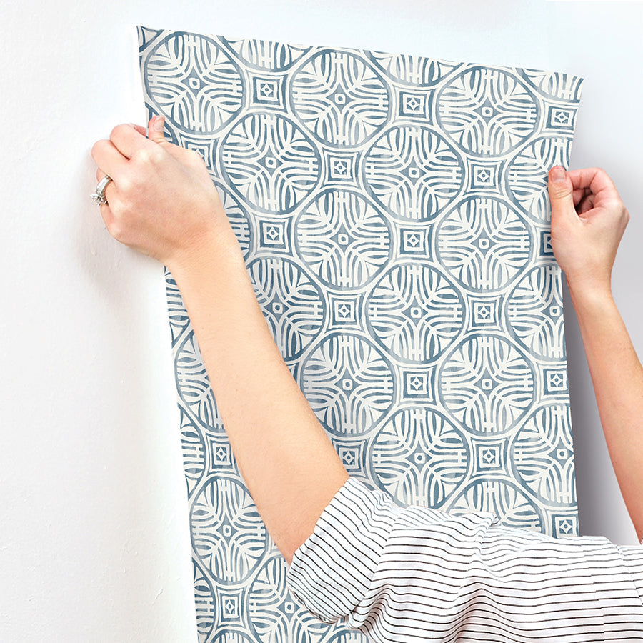 3125-72310 Sandee Navy Medallion Wallpaper